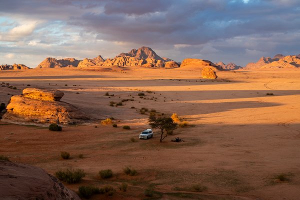 Comment organiser une randonnée à travers le désert de Wadi Rum en Jordanie ?